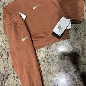 Nike 2 pc jogger set nwt embroidered logo